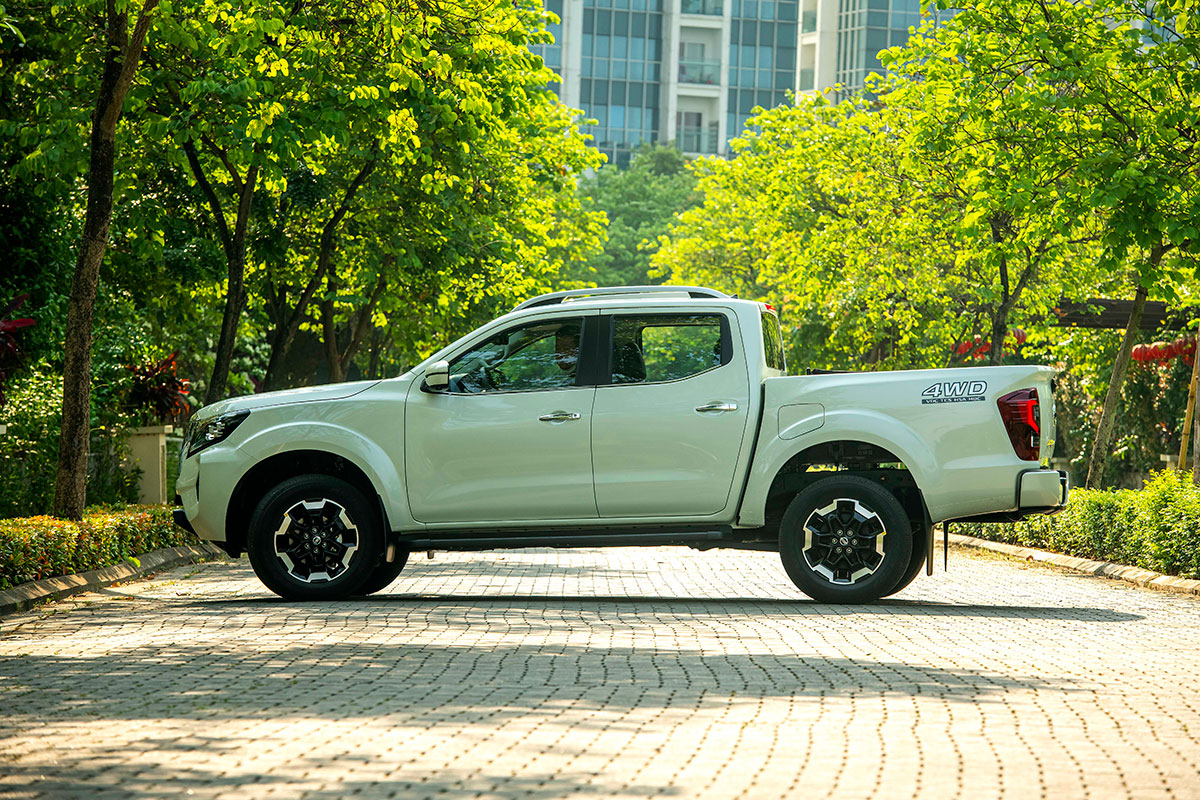 Chốt giá 895 triệu đồng, Nissan Navara 4WD 2021 có gì đấu Ford Ranger?a10
