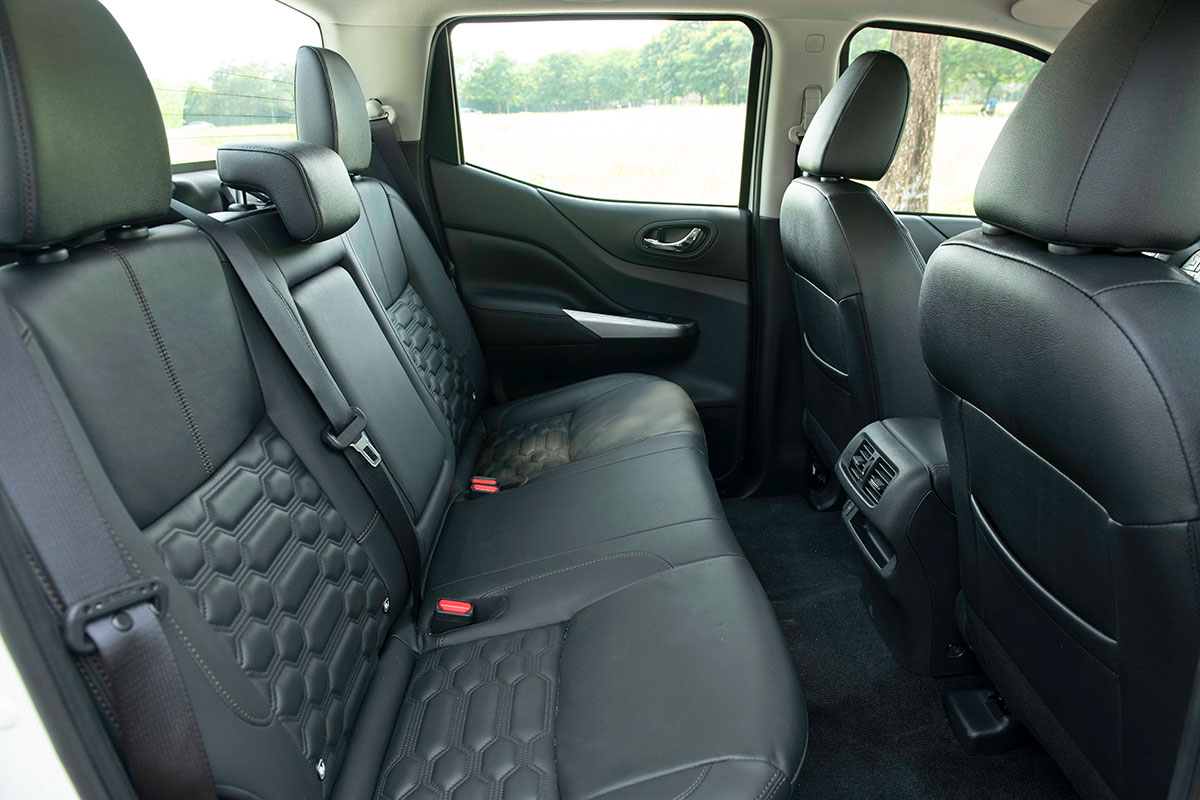 Chốt giá 895 triệu đồng, Nissan Navara 4WD 2021 có gì đấu Ford Ranger?a29