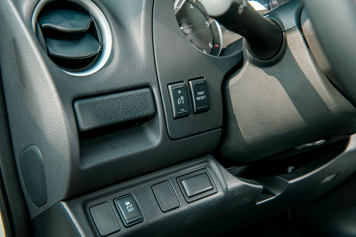 Chốt giá 895 triệu đồng, Nissan Navara 4WD 2021 có gì đấu Ford Ranger?a33