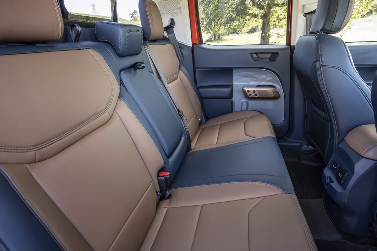 Ford Maverik có ghế bọc da hai tông màu... tương tự như mẫu Ford Bronco Sport.