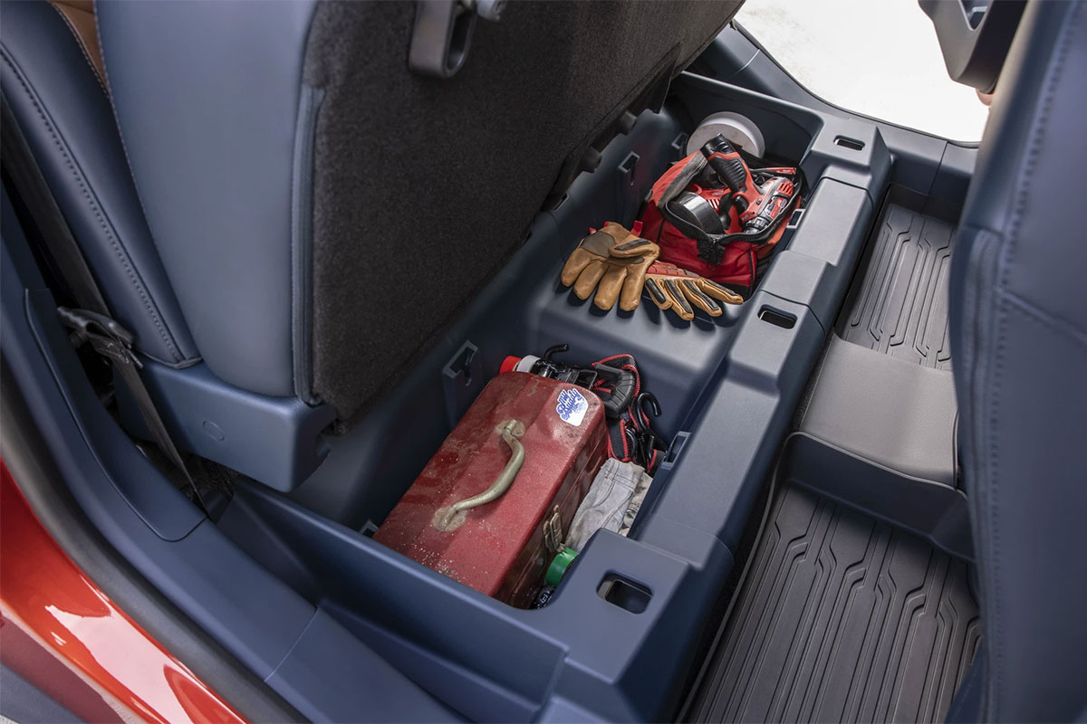Ford Maverik táp-lô bằng nhựa dễ dàng bố trí vật dụng cá nhân.