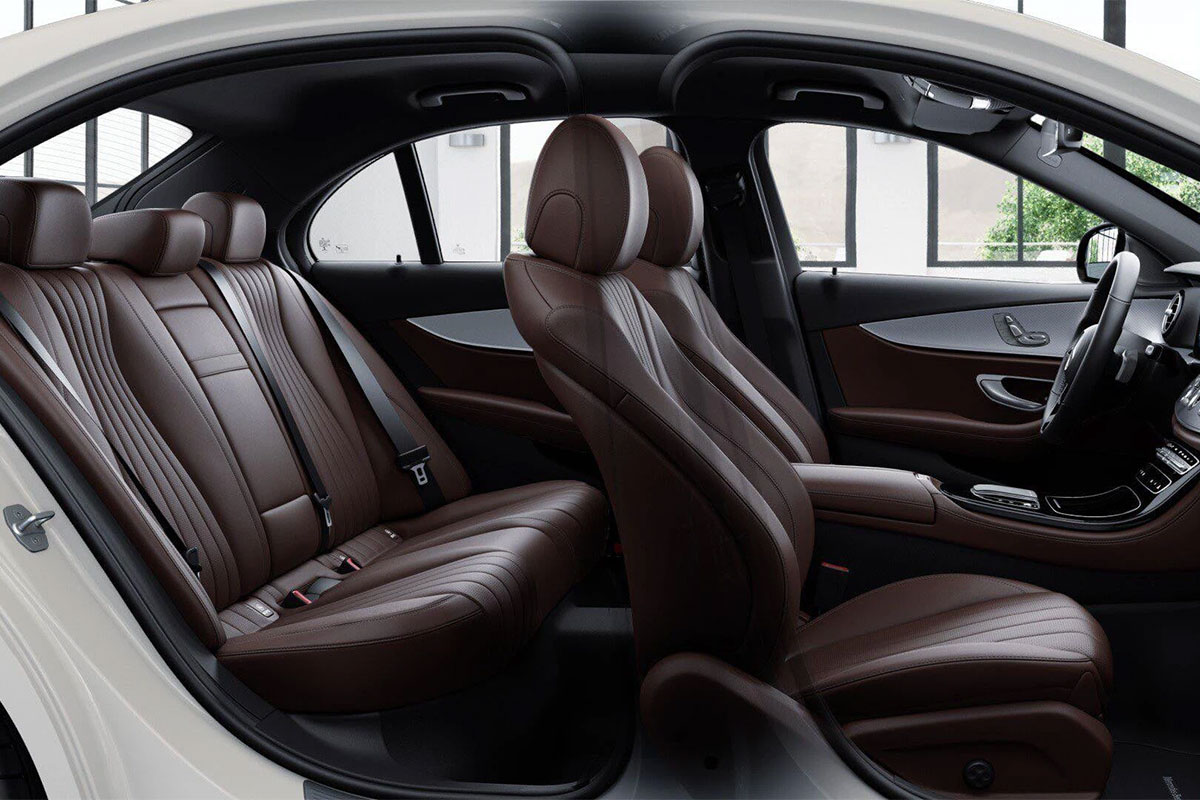 Mercedes-Benz E180 2021 trang bị ghế thể thao bọc da và ghi nhớ vị trí ngồi ở hàng ghế trước.