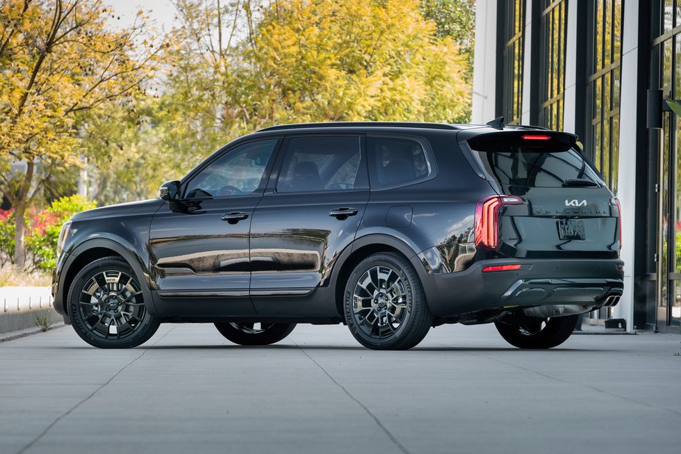 Kia Telluride 2022 tiếp tục ứng dụng ngôn ngữ thiết kế quen thuộc.