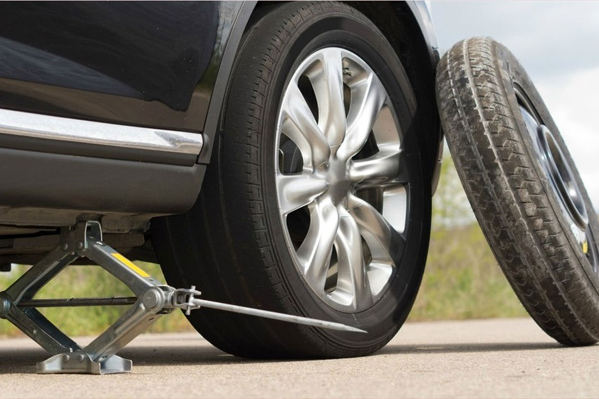 Lái xe đường dài cần chuẩn bị dụng cụ và lốp dự phòng.