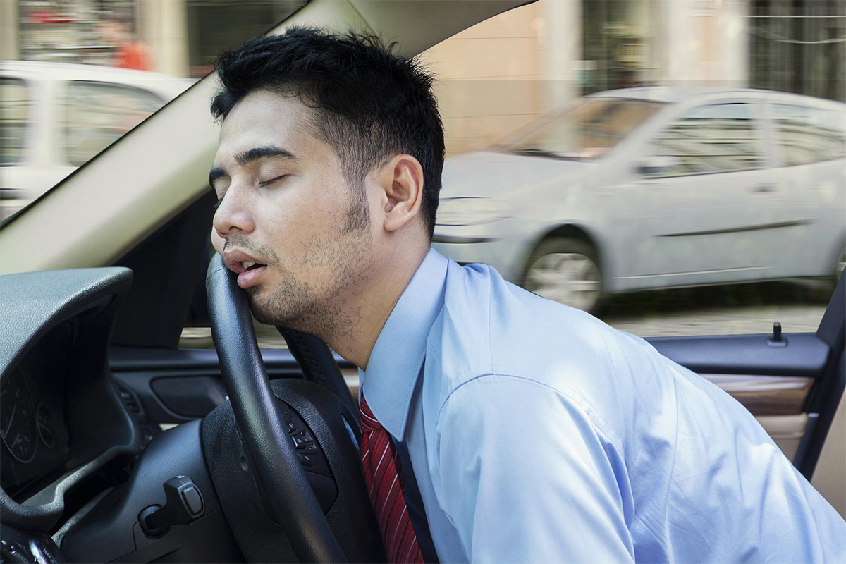Buồn ngủ trong khi đang lái xe rất nguy hiểm.
