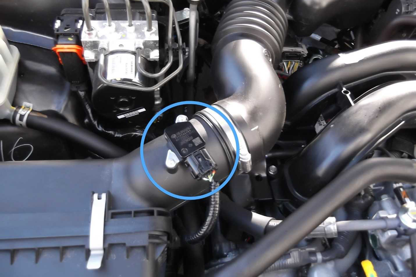 Theo chân chủ xe Mazda 3 đi sơn phủ gầm ô tô: Các lưu ý và kinh nghiệm tài xế cần biết.