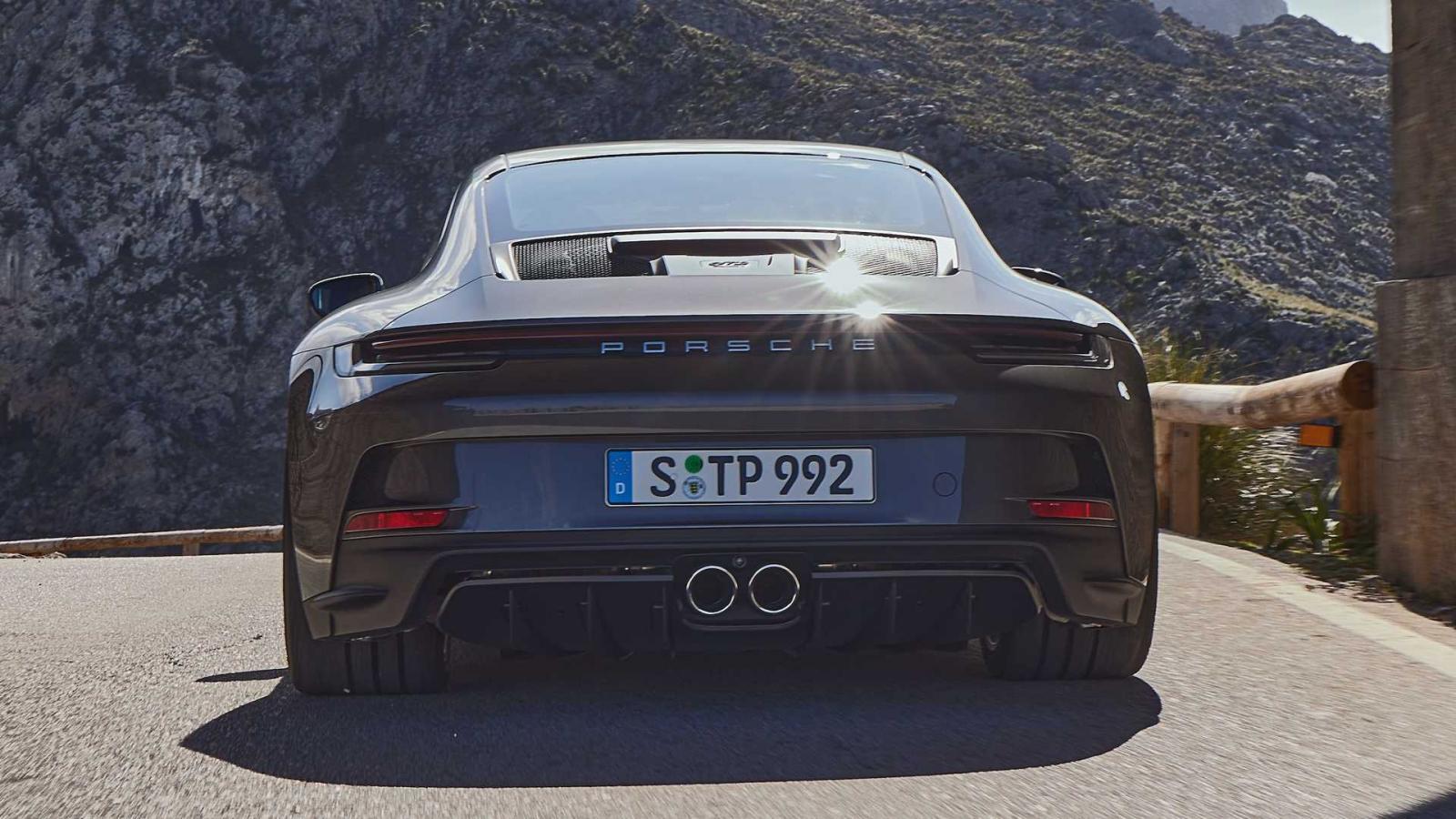 Porsche 911 GT3 Touring 2022 sở hữu tùy chọn hộp số đa dạng hơn.