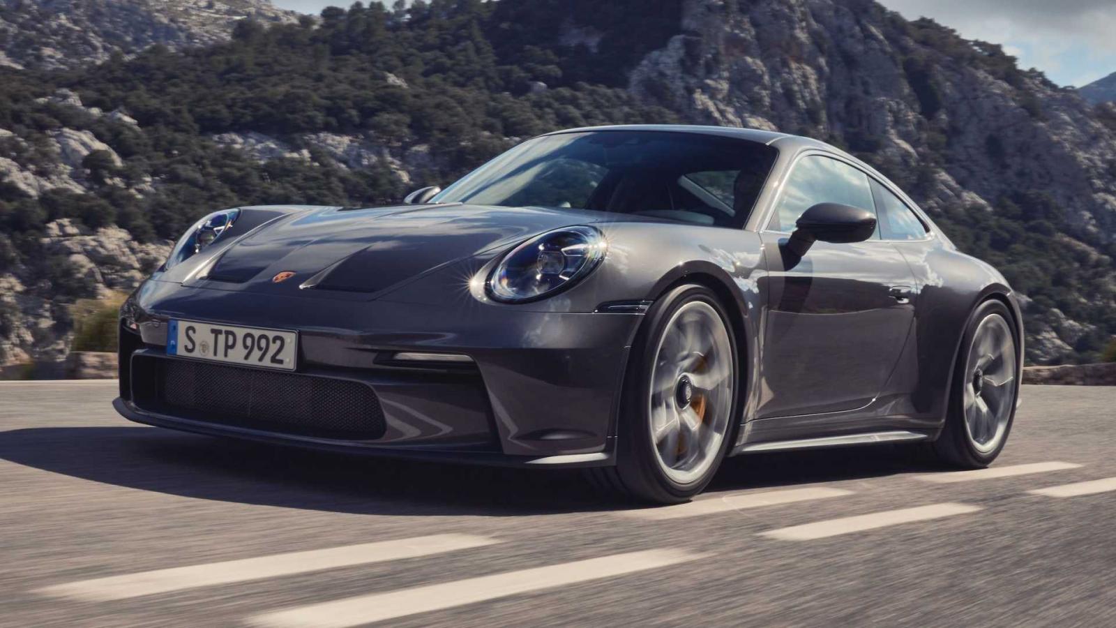 Siêu xe thể thao Porsche 911 GT3 Touring 2022 chào giá gần 4 tỷ đồng.