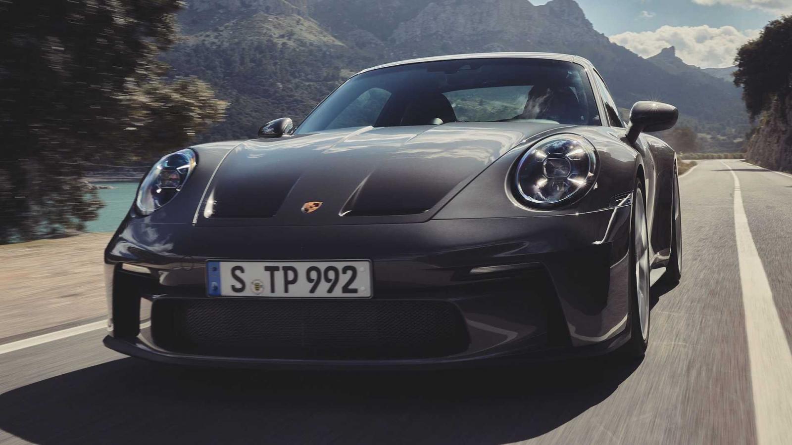 Siêu xe thể thao Porsche 911 GT3 Touring 2022 năng động và quyền quý.