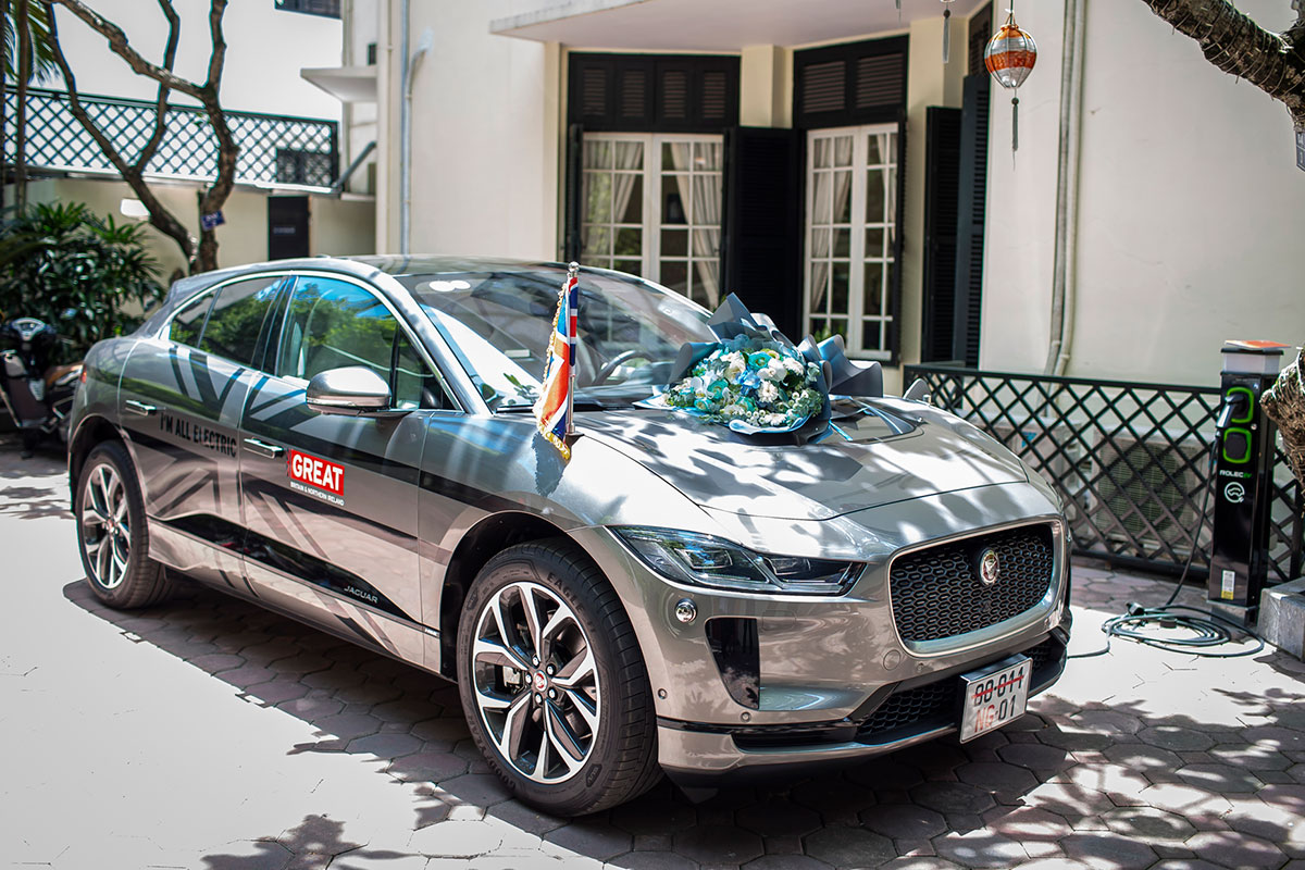 chiếc xe Jaguar I-PACE được bàn giao cho đại sứ quán Anh thuộc phiên bản HSE với màu sơn bạc Silicon.