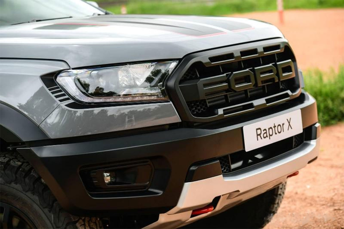 Ranger Raptor X sở hữu những sọc "Over the Top" thiết kế chạy dọc trên nắp ca-pô.