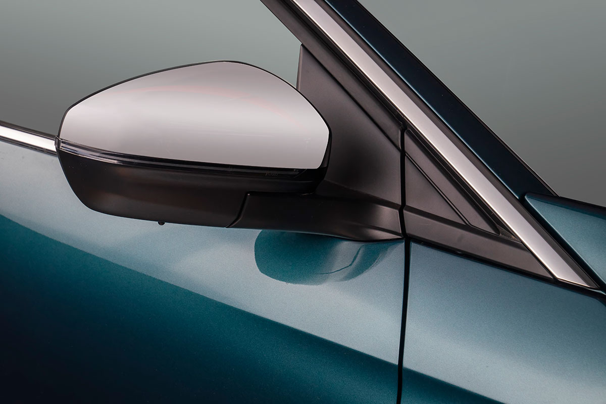 Phía dưới 2 cửa trên Peugeot 3008 mới được trang trí bởi một nẹp chrome cỡ lớn.