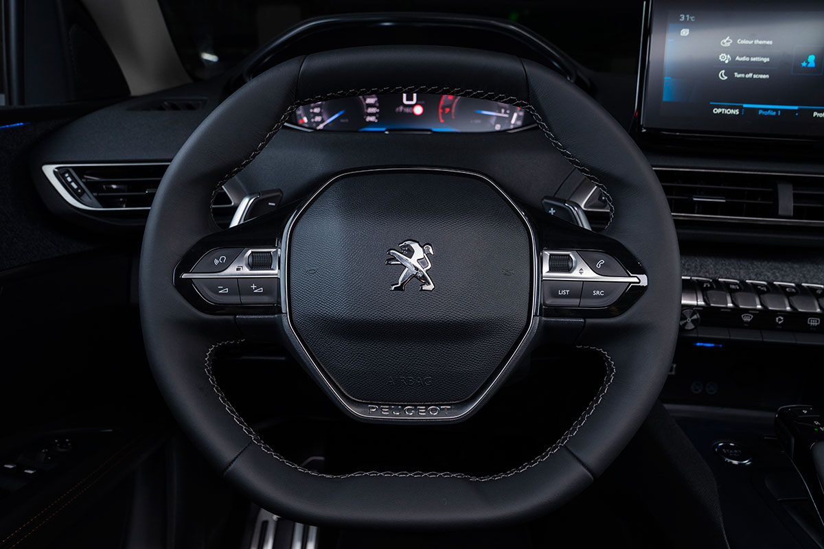Nội thất Peugeot 3008 bản nâng cấp duy trì triết lý thiết kế i-Cockpit với vô-lăng vát D-cut.