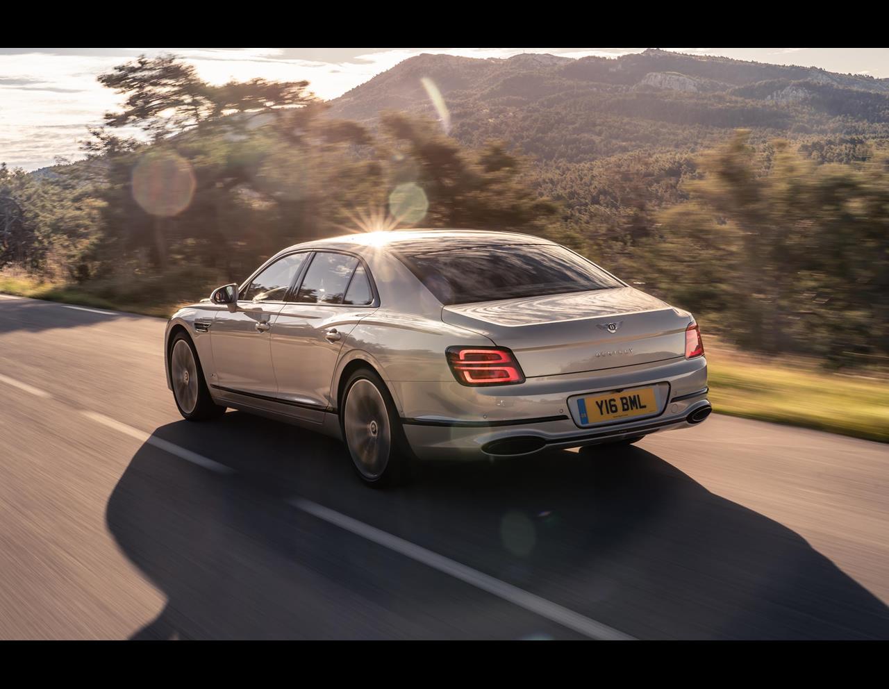 Bentley Flying Spur cuốn hút từ mọi góc nhìn.