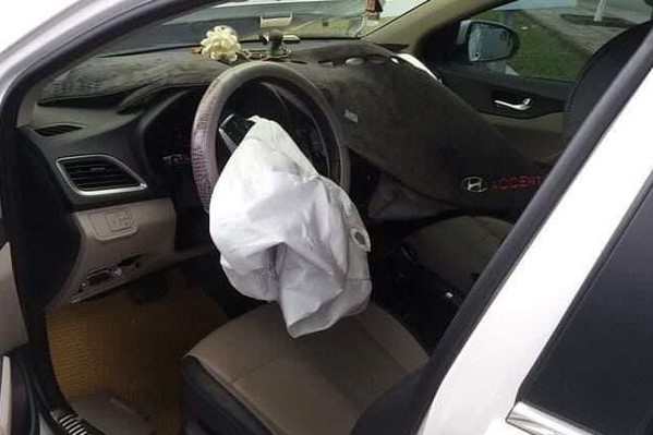 Vụ tai nạn Hyundai Accent với túi khí không thể bung do vướng tấm thảm táp lô. 1