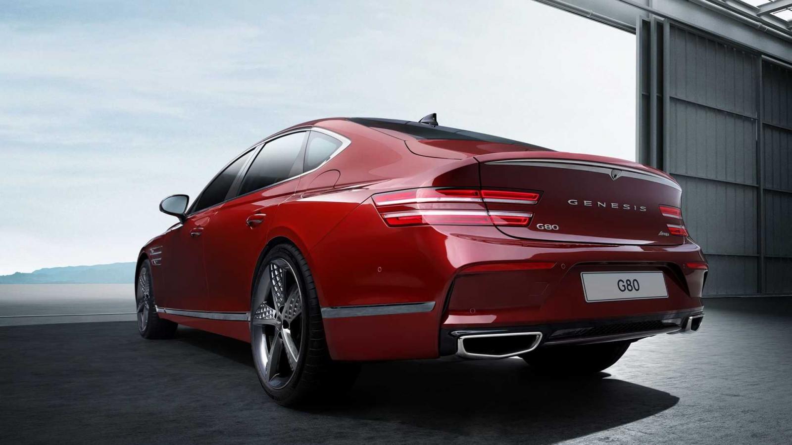 Genesis G80 Sport 2022 phản ứng sắc bén hơn với tính năng bẻ lái cầu sau, thu gọn bán kính quay xe.