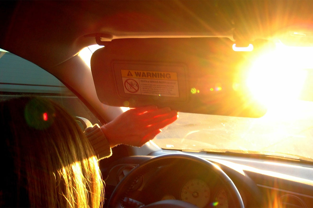 Bỏ túi kinh nghiệm chống chói mắt khi lái xe vào ban ngày