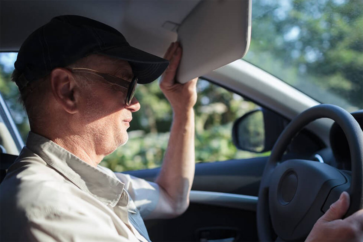 Dùng mũ lưỡi trai giúp giảm thiểu việc ánh nắng mặt trời chiếu thẳng vào mắt khi lái xe