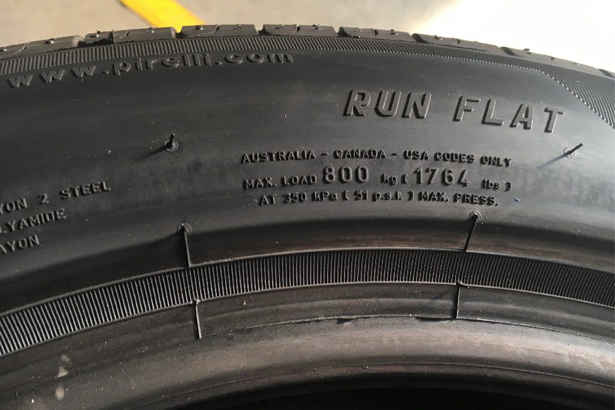 Trên lốp run-flat sẽ ghi rõ trọng tải chịu được.