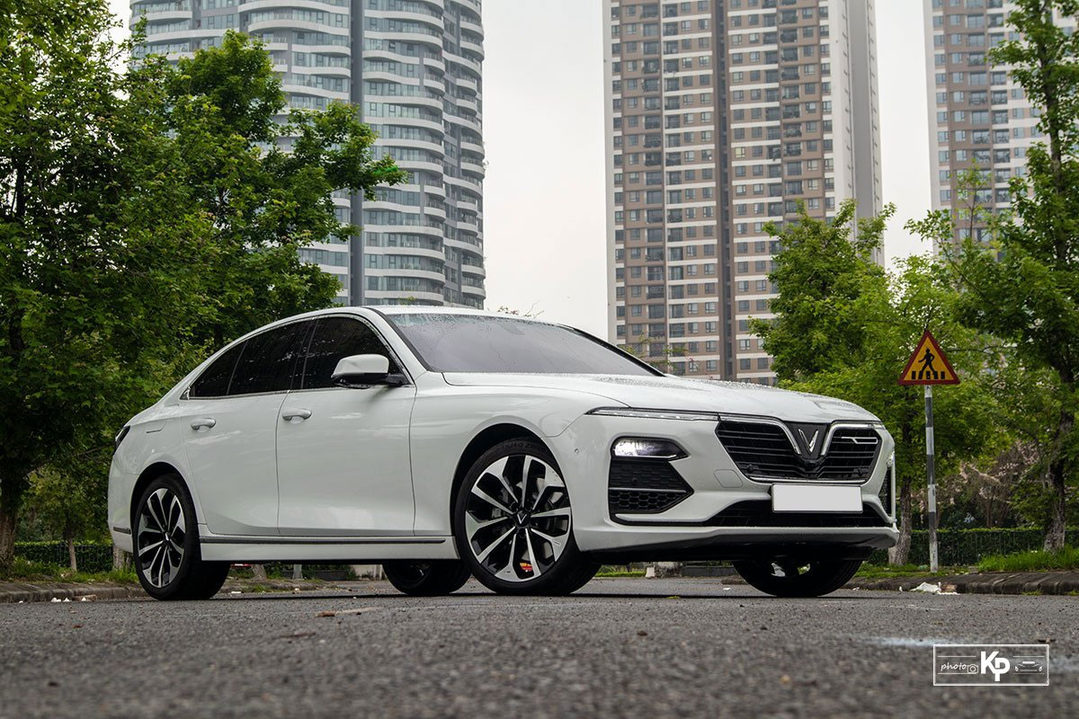 VinFast Lux A2.0 tiếp tục đứng đầu phân khúc với doanh số áp đảo các đối thủ còn lại.