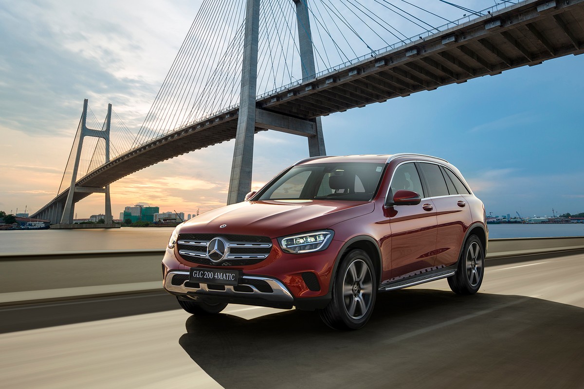 Mercedes-Benz GLC 200 đỏ chụp nghiêng góc