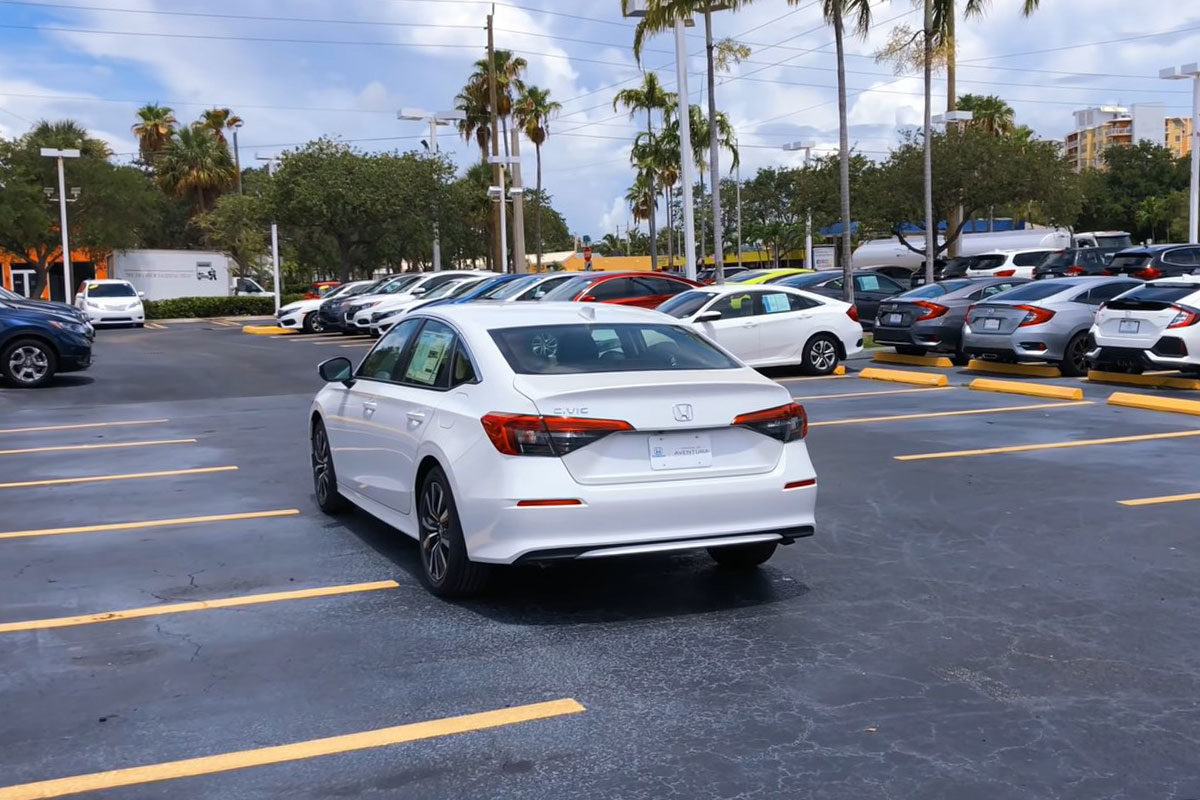 Video nữ Youtuber trải nghiệm xe Honda Civic 2022, điểm nhấn nội thất a544