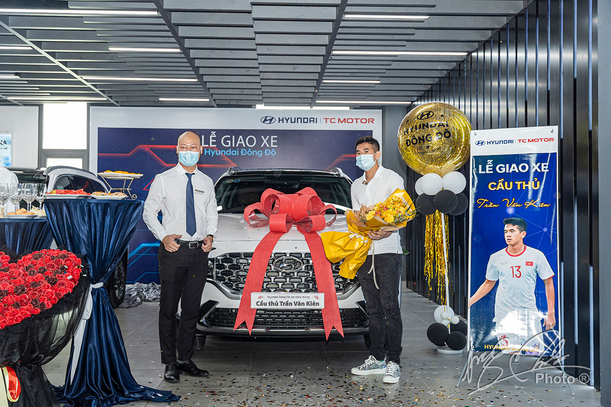 Đại diện đại lý Hyundai Đông Đô chung vui cùng cầu thủ Văn Kiên.