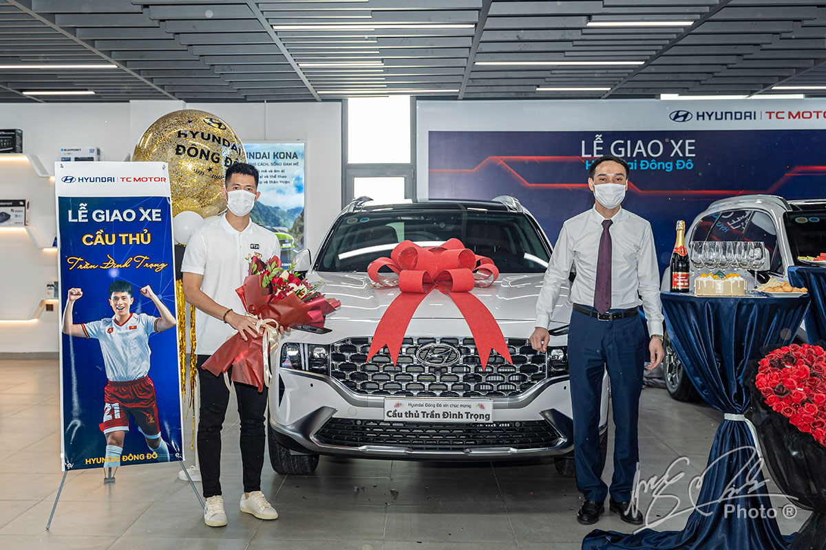Đại diện đại lý Hyundai Đông Đô chung vui cùng cầu thủ Đình Trọng.