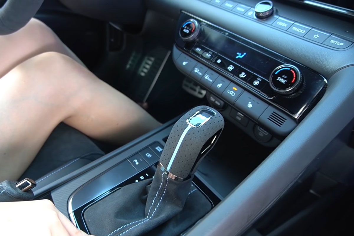 Hệ thống dẫn động của Elantra N thừa hưởng công nghệ từ xe đua WRC với trọng lượng giảm hơn 1,7 kg giúp gia tăng khả năng độ bám đường. Đặc biệt, với chế độ N Grin Shift công suất tối đa của Hyundai Elantra N 2021 sẽ đạt 285 mã lực cùng thời gian tăng tốc từ 0-100 km/h trong 5,3 giây. a6