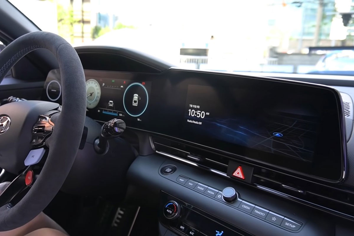 Hệ thống dẫn động của Elantra N thừa hưởng công nghệ từ xe đua WRC với trọng lượng giảm hơn 1,7 kg giúp gia tăng khả năng độ bám đường. Đặc biệt, với chế độ N Grin Shift công suất tối đa của Hyundai Elantra N 2021 sẽ đạt 285 mã lực cùng thời gian tăng tốc từ 0-100 km/h trong 5,3 giây. a7