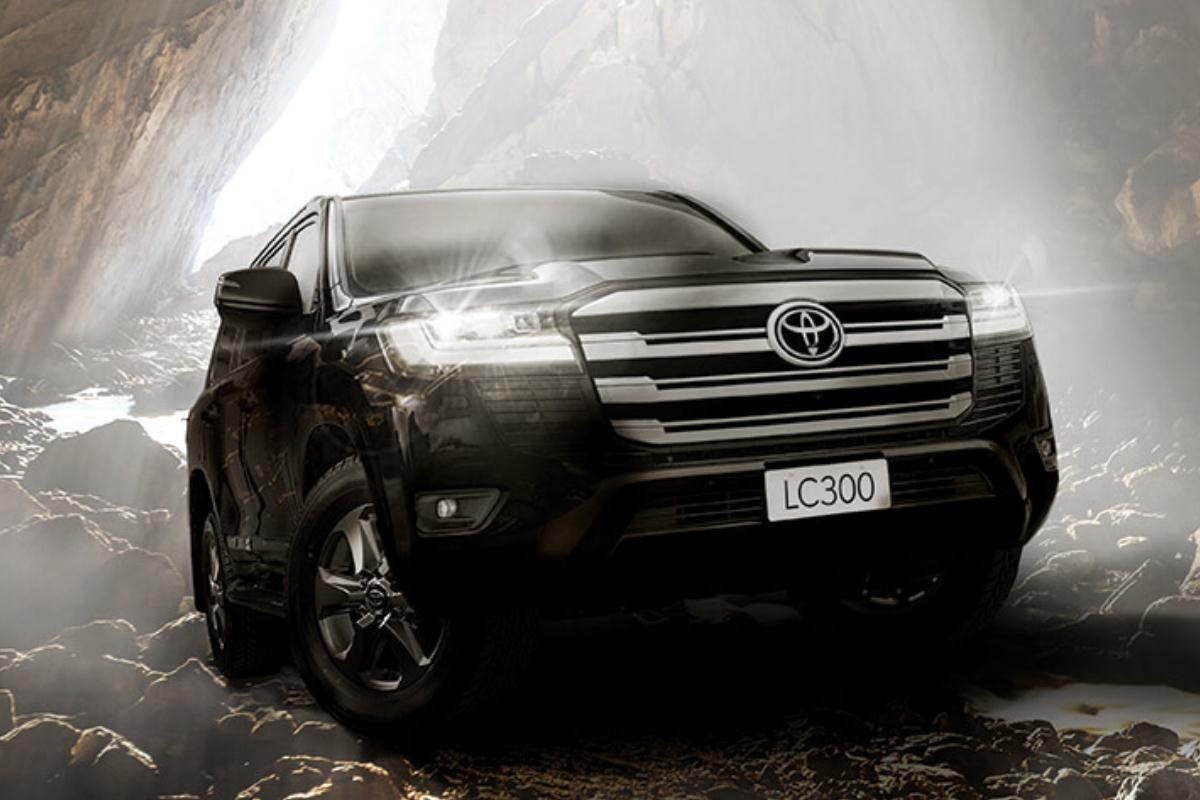 Toyota đã có công bố chính thức về việc cấm khách hàng mua LC300 bán lại xe. Toyota Land Cruiser 2022 đen mặt trước