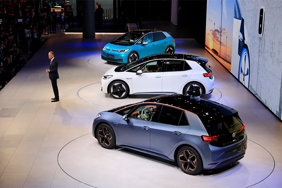 Hồi đầu tháng, tập đoàn Volkswagen cũng tuyên bố đến năm 2030, một nửa doanh số của hãng sẽ là ô tô điện.