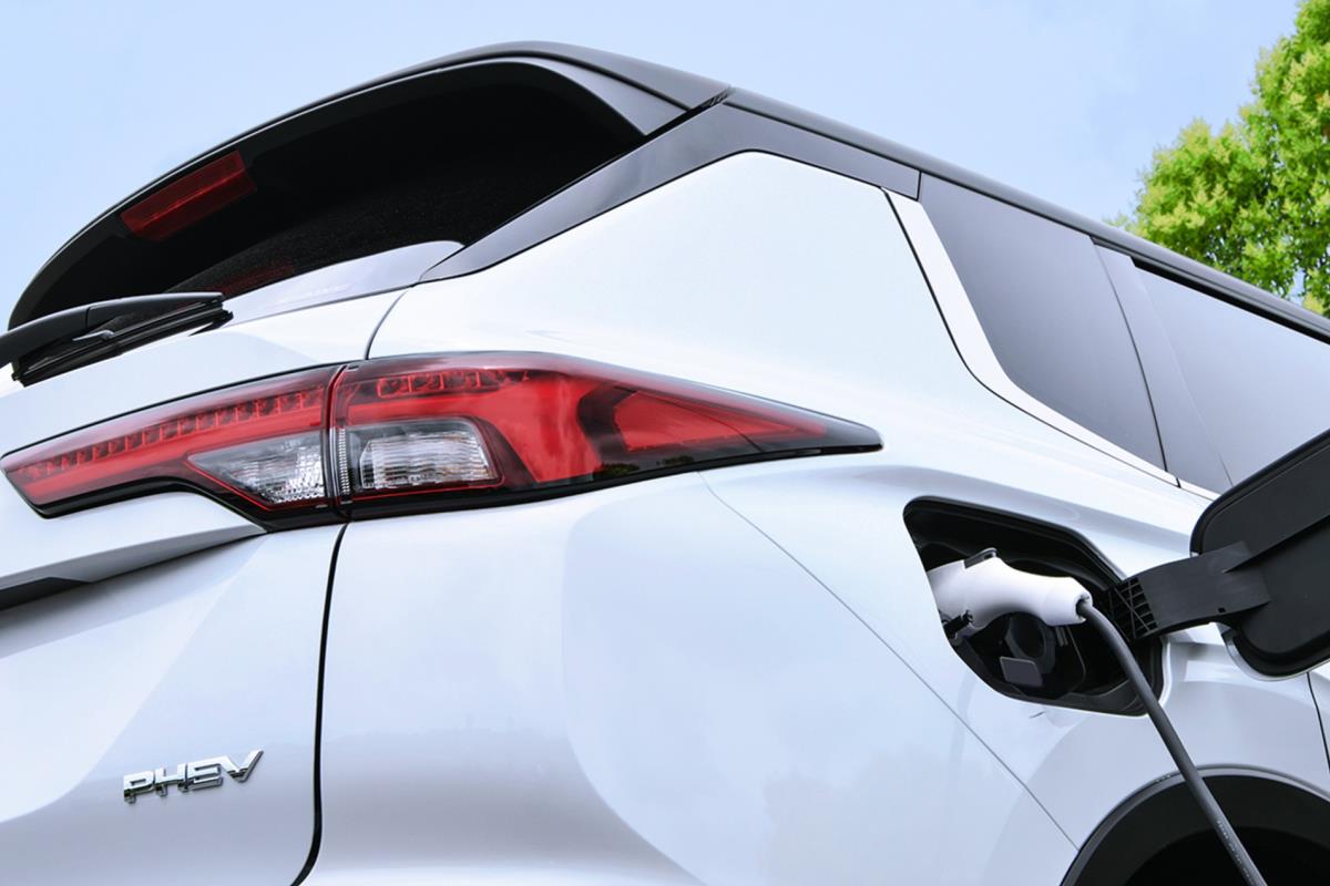 Mitsubishi Outlander EV teaser 1