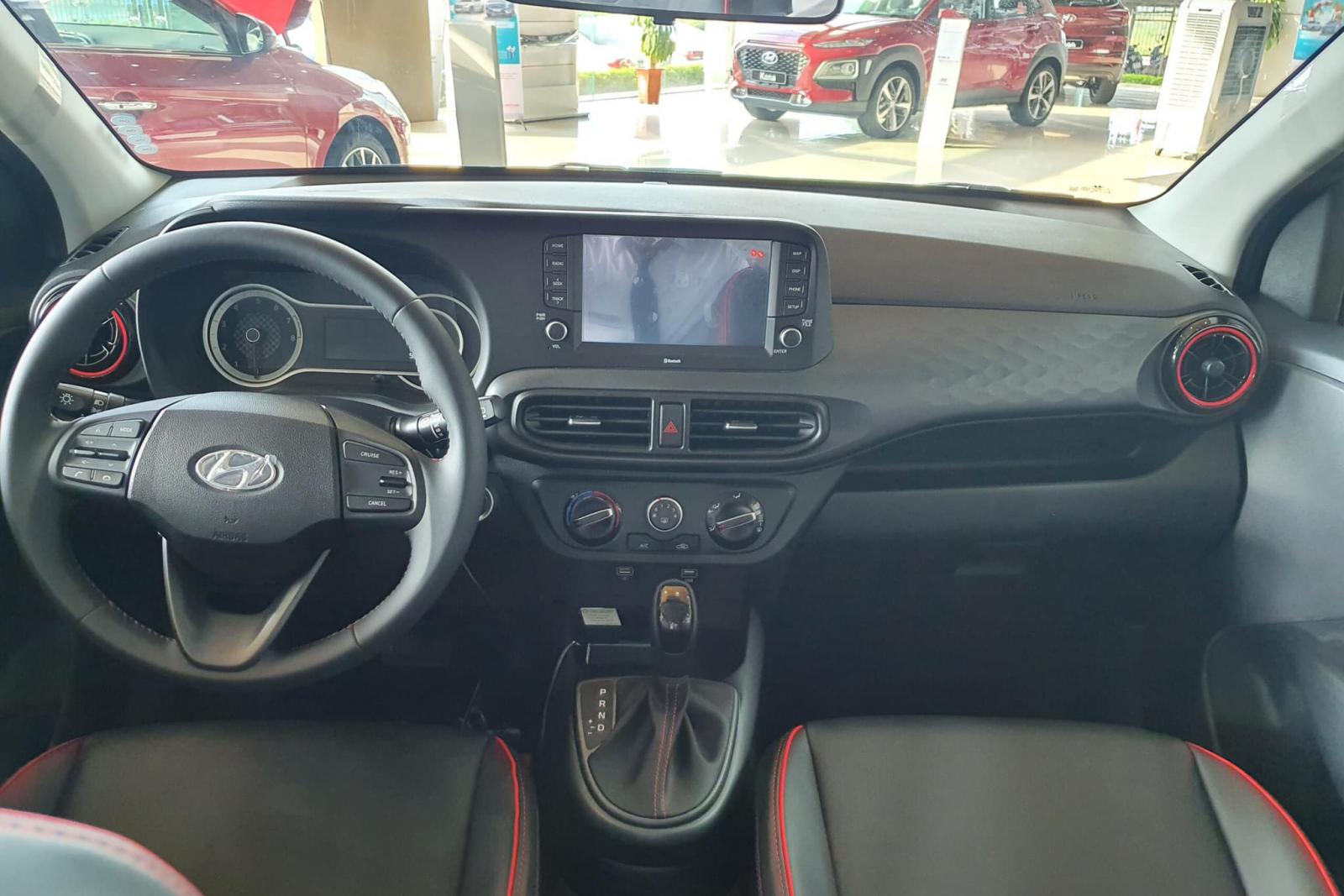 Khoang nội thất bên trong xe Hyundai Grand i10 2021 cũng có sự thay đổi. Khoang nội thất bên trong xe Hyundai Grand i10 2021 cũng có sự thay đổi. 1