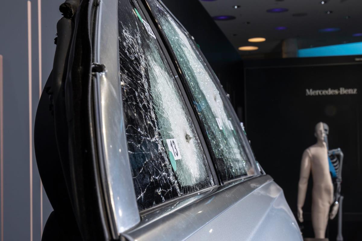 Mercedes-Benz S-Class bọc thép cửa kính