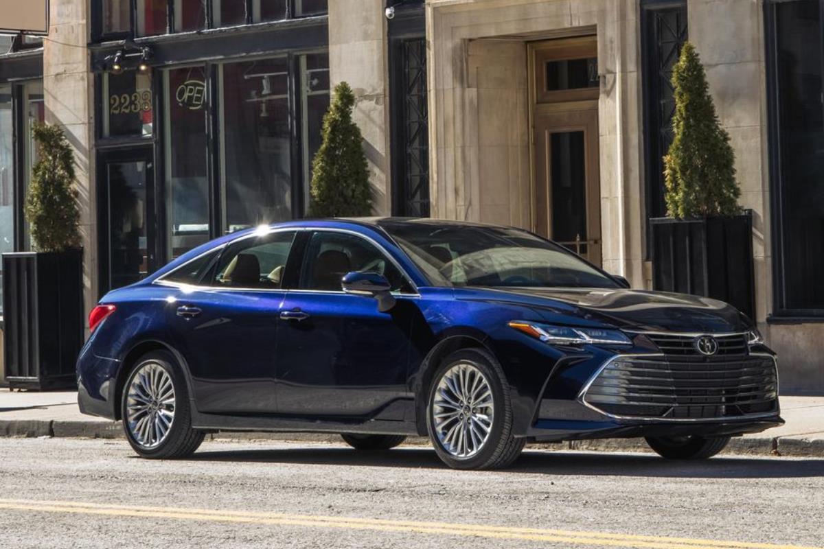 Toyota Avalon sẽ chính thức bị "khai tử" ở Mỹ sau đời xe 2022. Toyota Avalon đen mặt trước
