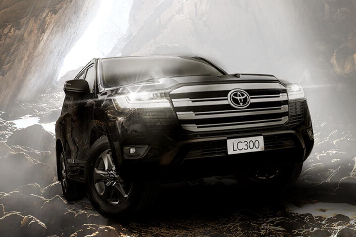 Toyota Land Cruiser 2022 đen mặt trước