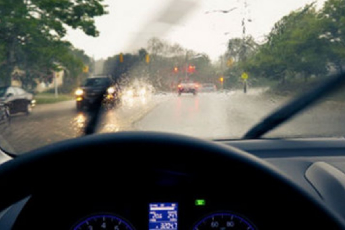 đi ô tô dưới mưa