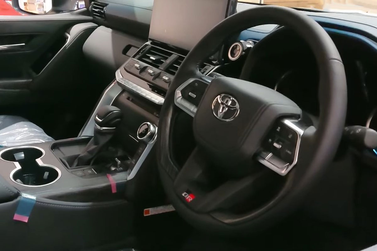 Toyota Land Cruiser 2022 lần đầu lộ diện ngoài đời thực tại Việt Nam, có gì hấp dẫn? a8