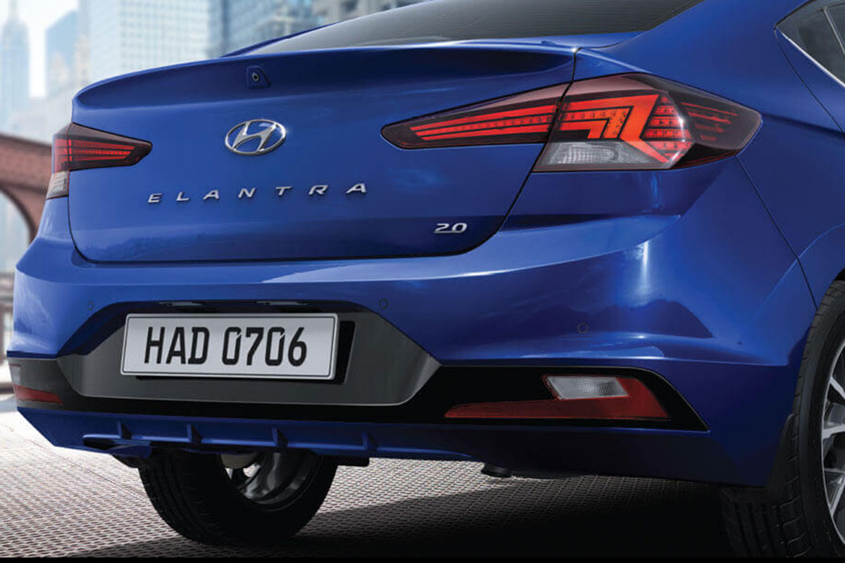 đuôi xe Hyundai Elantra.