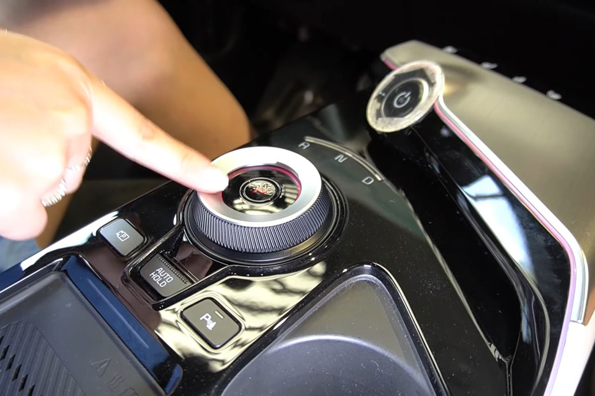 Đây là ô tô điện Kia EV6 ngoài đời thực, có nét giống Lamborghini Urus a10