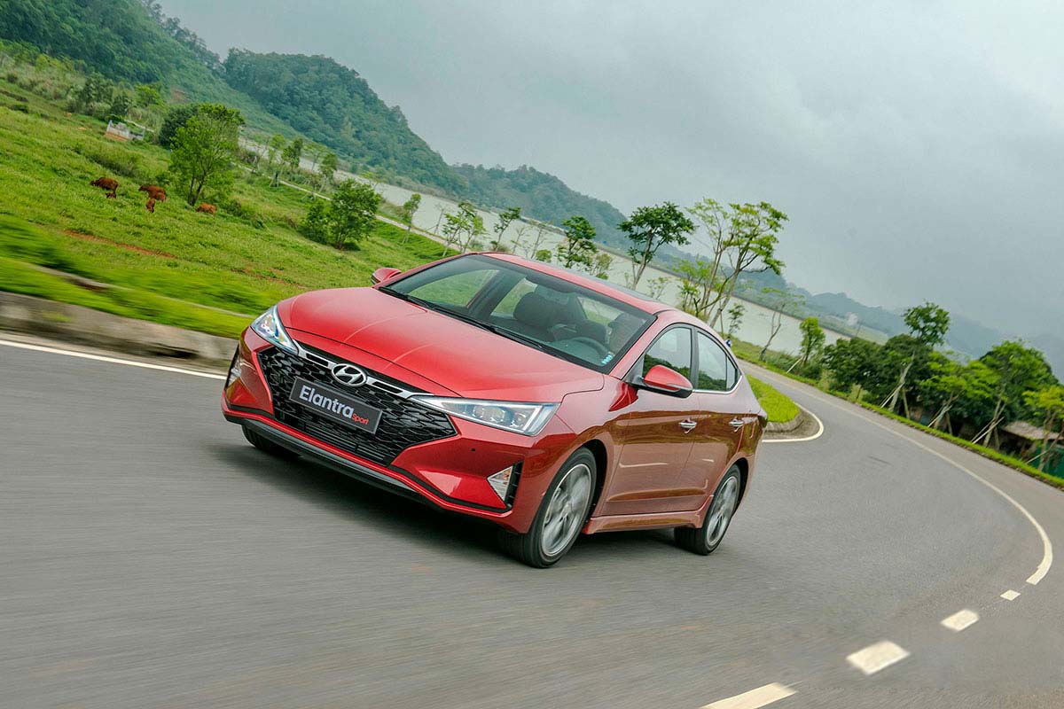 Hyundai Elantra xếp thứ 3 với doanh số 117 xe, giảm 1 xe so với tháng trước. 1