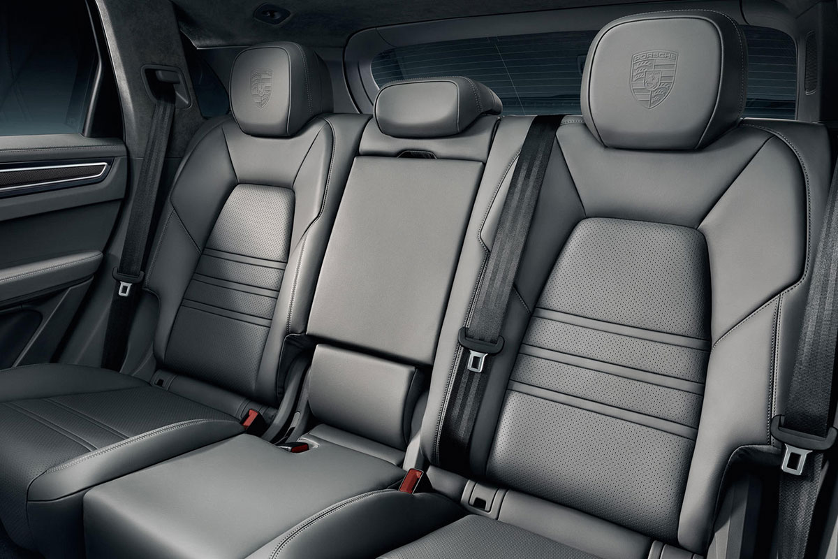 ghế trên xe Porsche Cayenne.