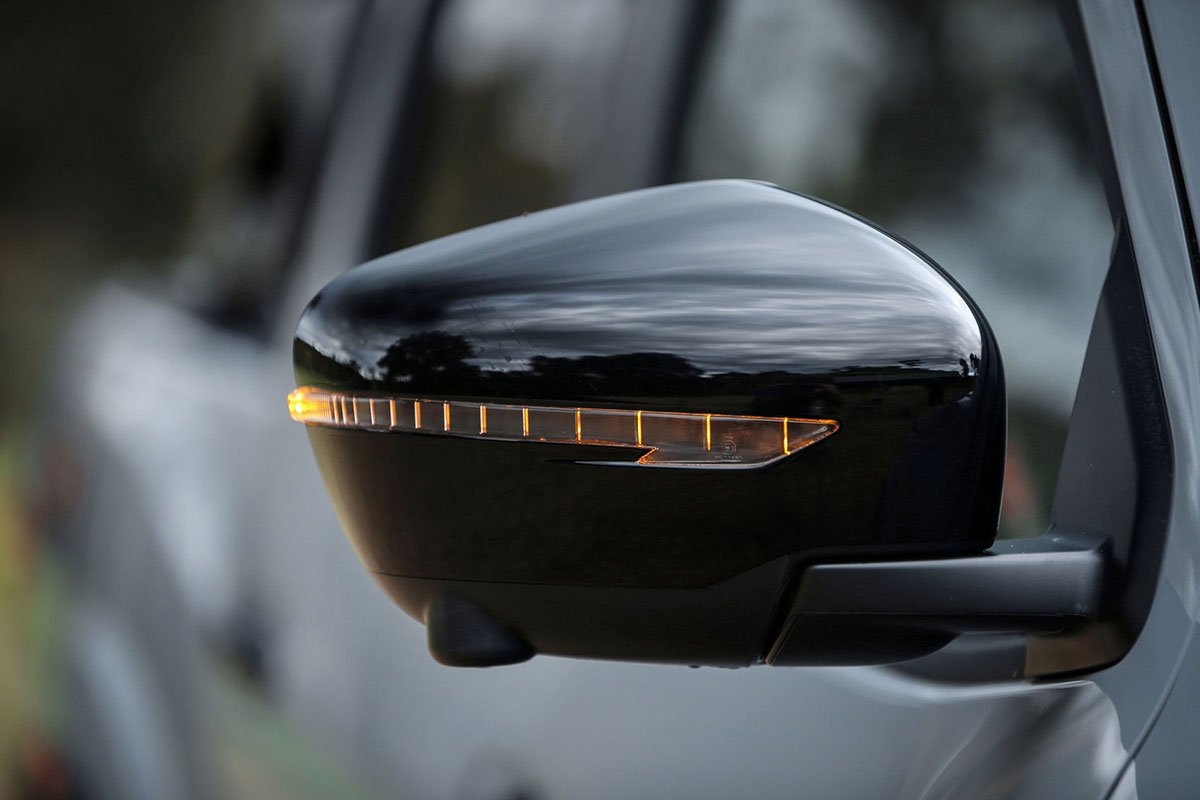 gương chiếu hậu Nissan Navara 2021.