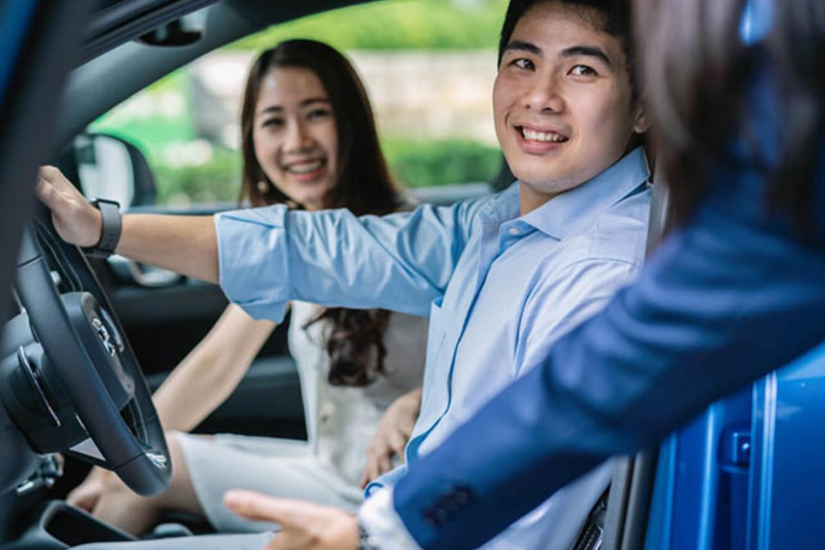 rủ người thân đi lái thử xe cùng