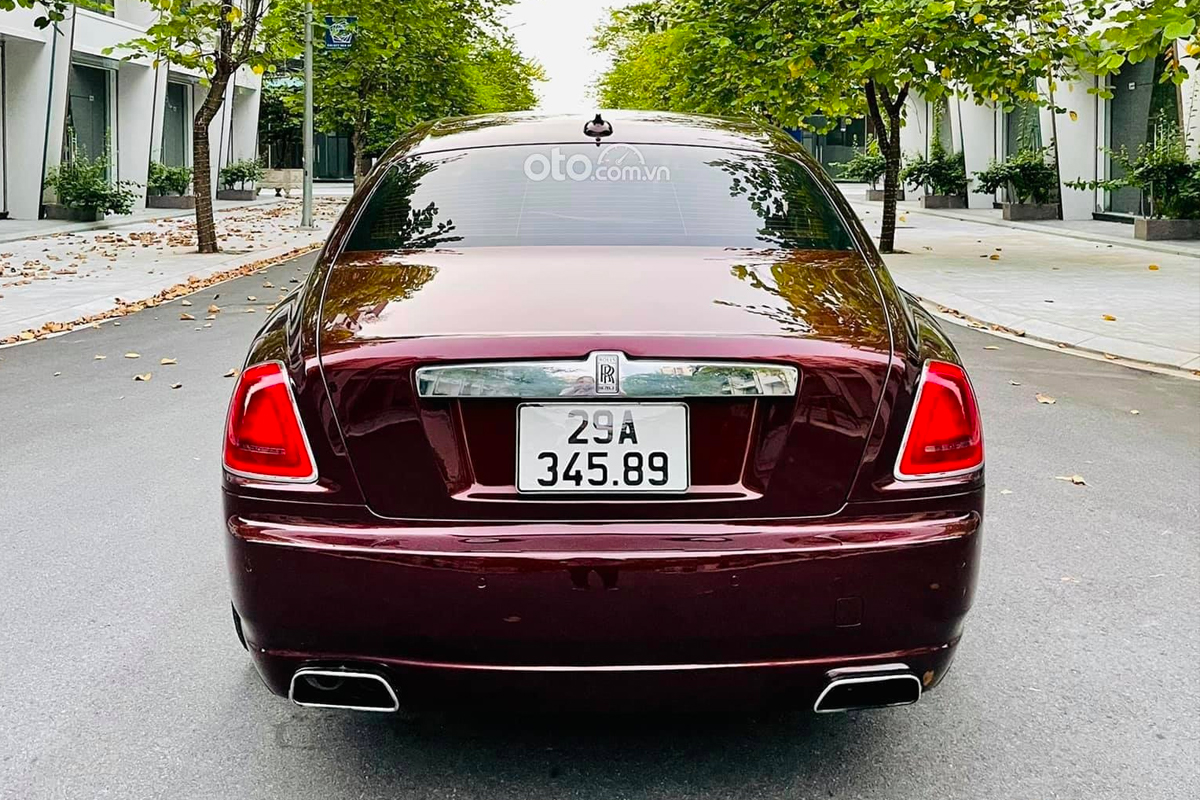 Chiếc siêu xe sang nhà Rolls-Royce này vẫn được chủ nhân giữ gìn với các chi tiết ngoại thất còn khá mới.