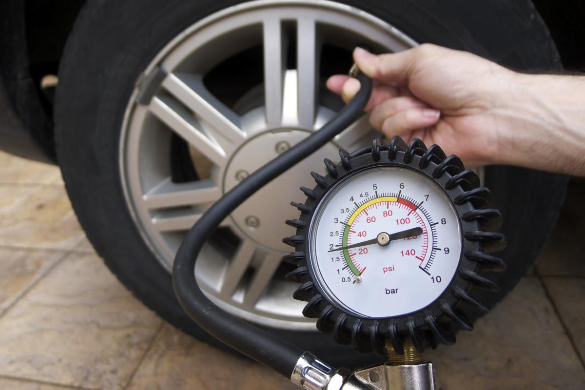 kiểm tra áp suất lốp xe ô tô