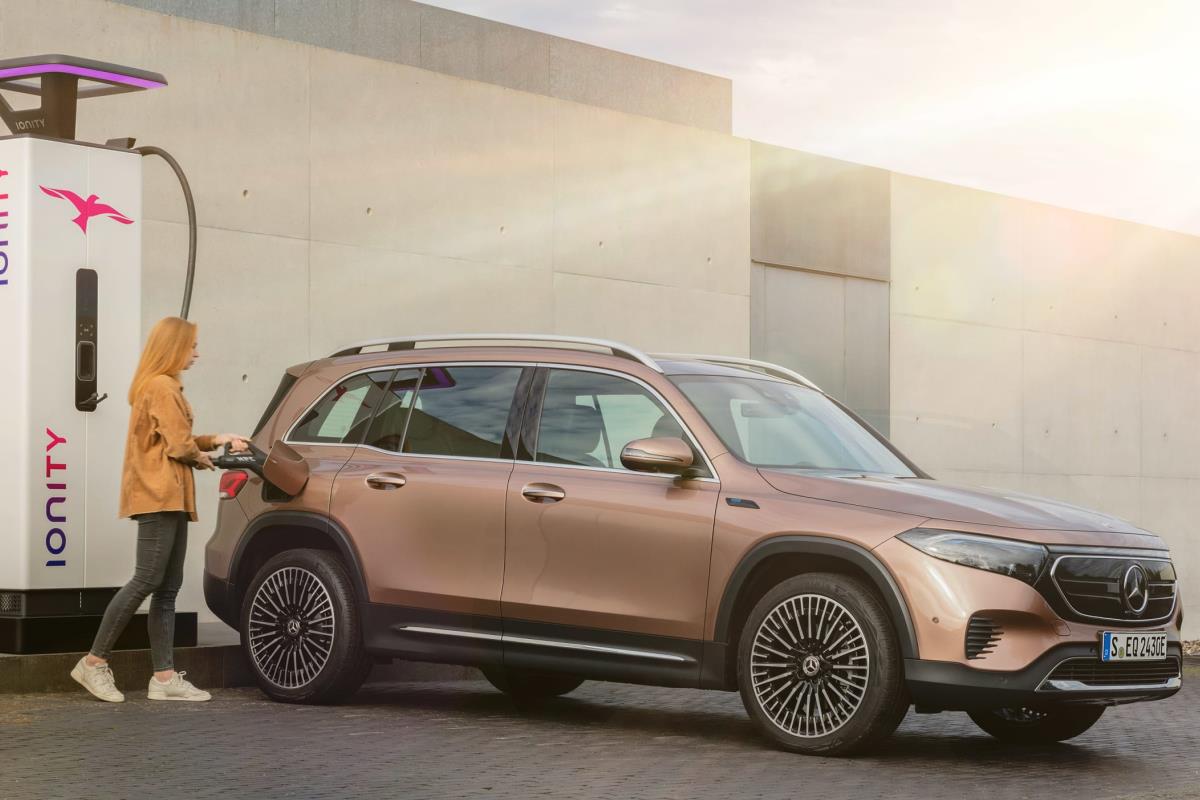 Mercedes EQB 2021 đang sạc
