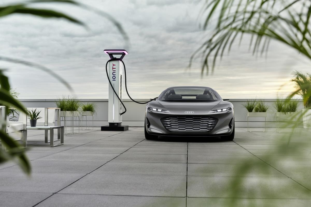 Audi Grand Sphere có phạm vi hoạt động hơn 750 km. Audi Grand Sphere đang sạc