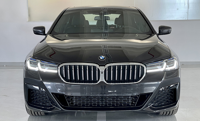 đầu xe BMW 530i 2021.